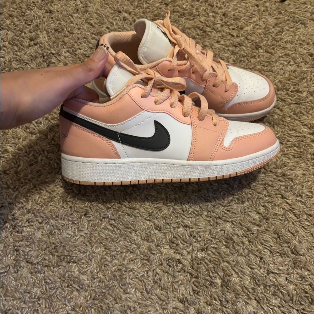 6.5 Jordan ones a little scratch on front but in good condition!